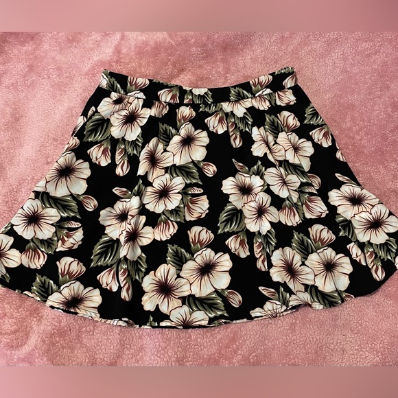 Floral Mini Skirt - Picture 2 of 5